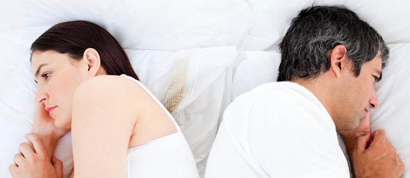 Las parejas tienden a quedar tan atrapadas en su vida y en su apretada agenda que simplemente no tienen tiempo para otras personas. Se distancian de sus amigos y familiares y lo mantienen así.