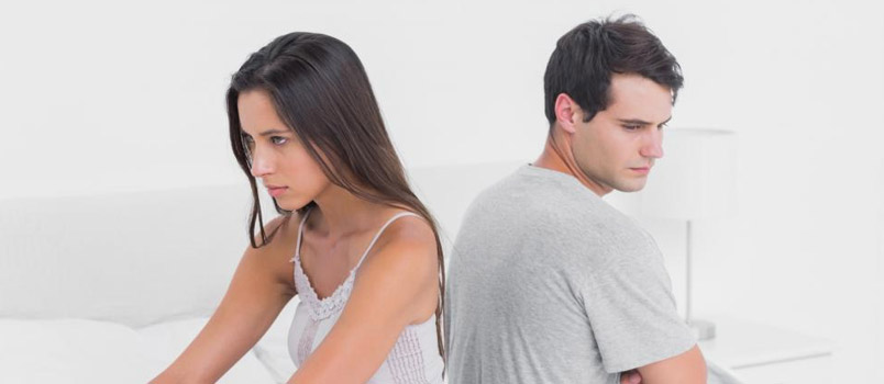 Falta de confianza marido y mujer sentados uno frente al otro