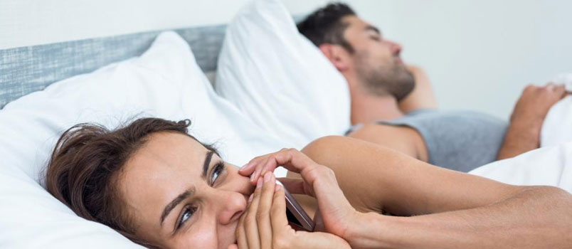 No se dan prioridad el uno al otro: problemas de relación esposa hablando en secreto por teléfono y esposo durmiendo