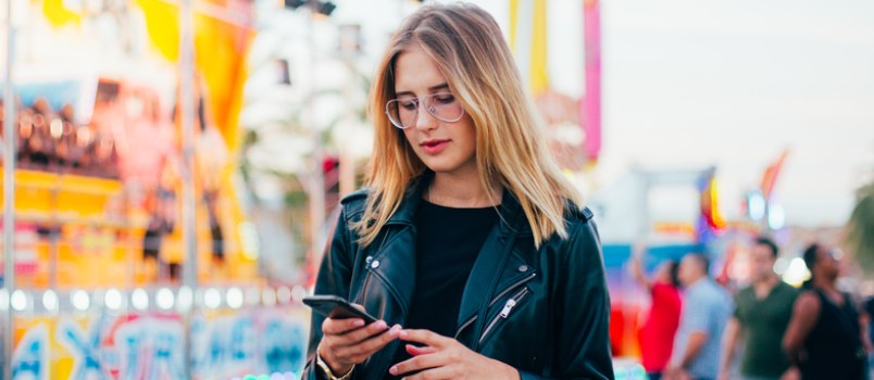 hermosa mujer mirando el teléfono