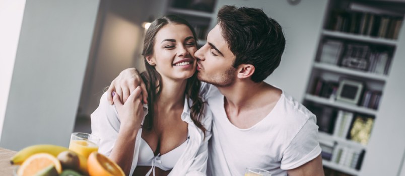 Hombre besando a mujer