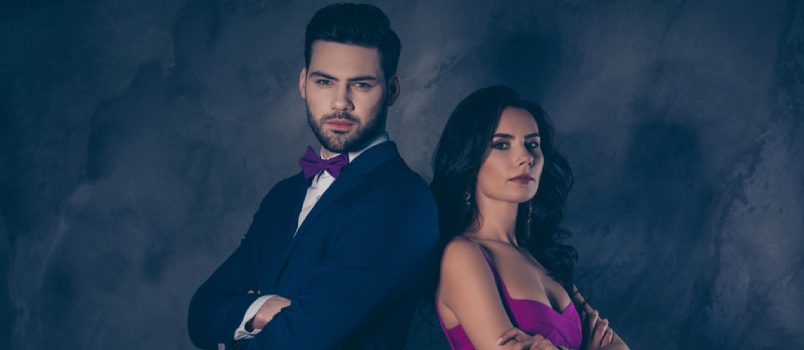 Demasiado rígido a la hora de elegir tu fecha hombre y mujer de pie uno contra el otro