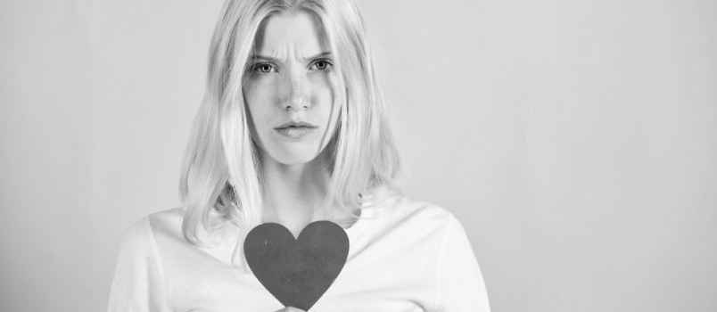 mujer confundida con el símbolo del corazón