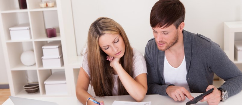 ¿Cuál es el costo de la consejería? Pareja calculando el presupuesto financiero