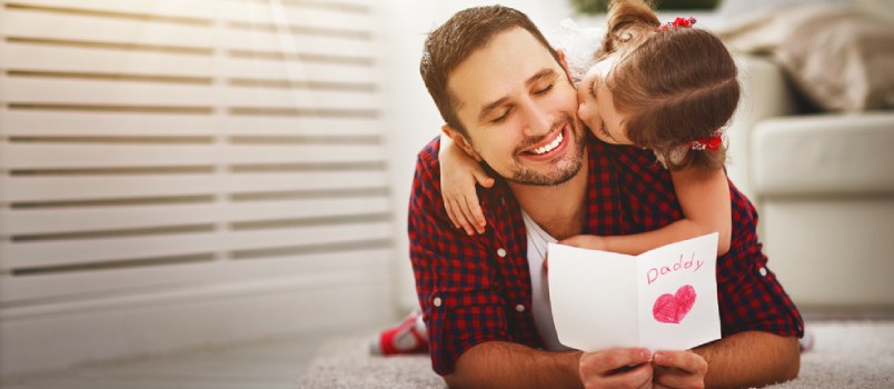 Hija besando a su padre