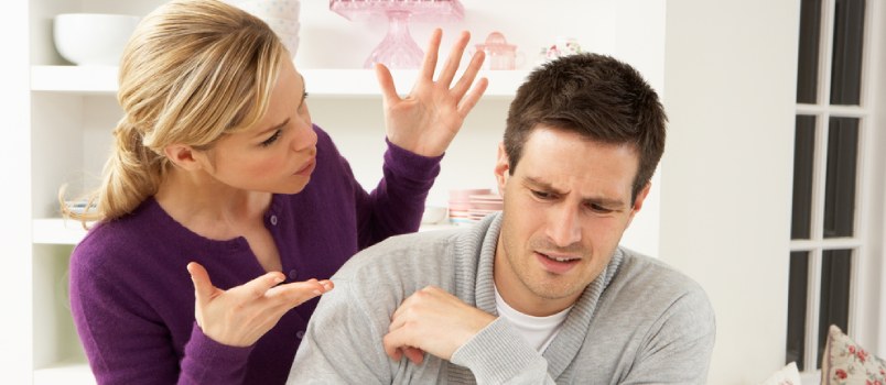 ¿Qué sucede cuando hay falta de atención en la relación? mujer gritándole a su marido