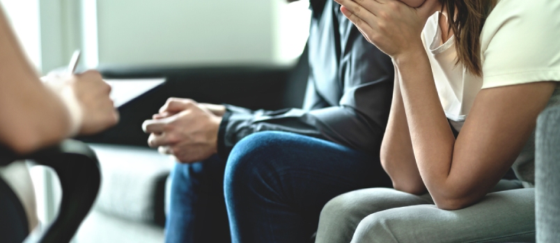 Pareja desesperada y molesta en terapia