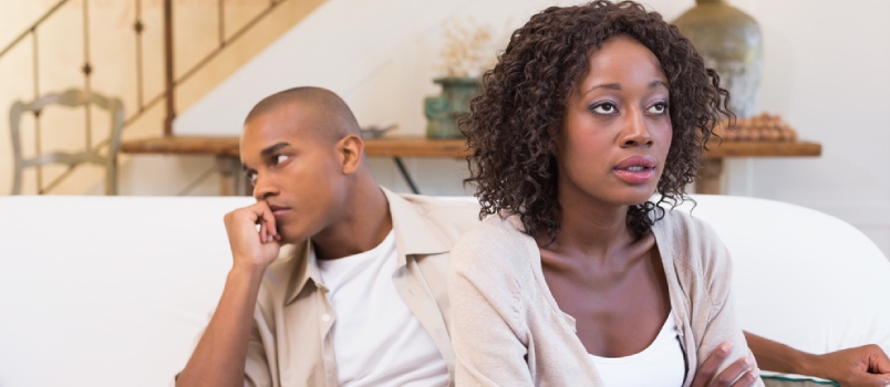 No hagas falsas promesas Pareja infeliz que no se habla en casa en la sala de estar