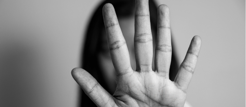 Nunca es tu culpa La mujer levantó la mano para disuadir