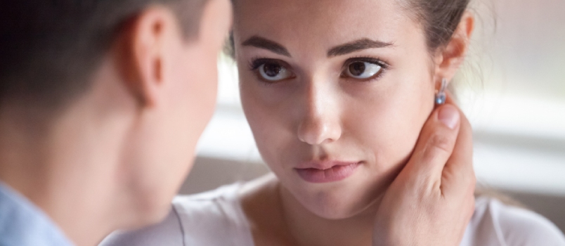 El poder de decir que lo siento Malhumorada esposa molesta mirando a su esposo, hombre tierno, toca la cara con la mano, amada mujer haciendo las paces y se disculpa