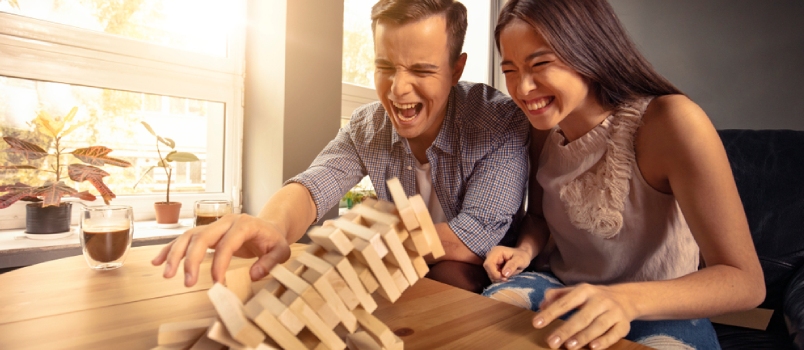 Pareja jugando en casa y concepto de emoción