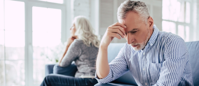 Pareja senior molesta sentada cara a cara en el sofá de la sala de estar Quarrel Concept