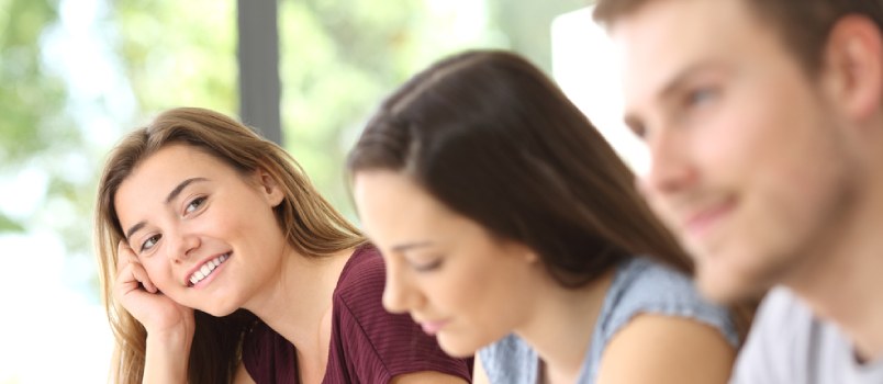 Hermosa chica mirando a hombres enamorados y Wish Love Concept