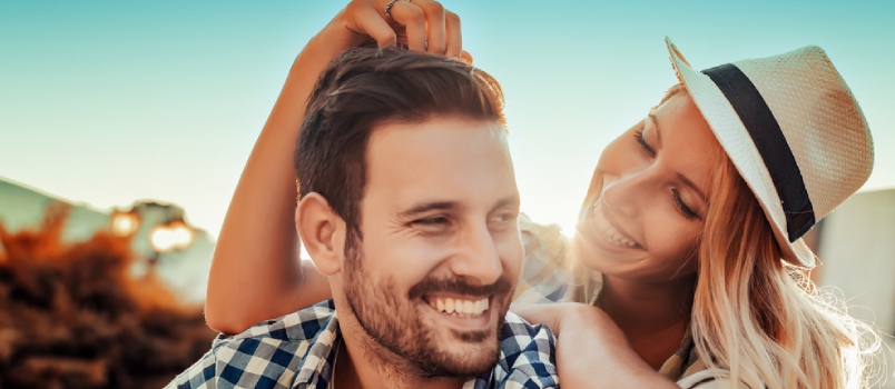 Pareja sonriente enamorada al aire libre