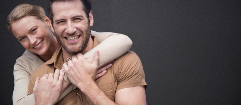 foto de estudio de pareja sonriente feliz