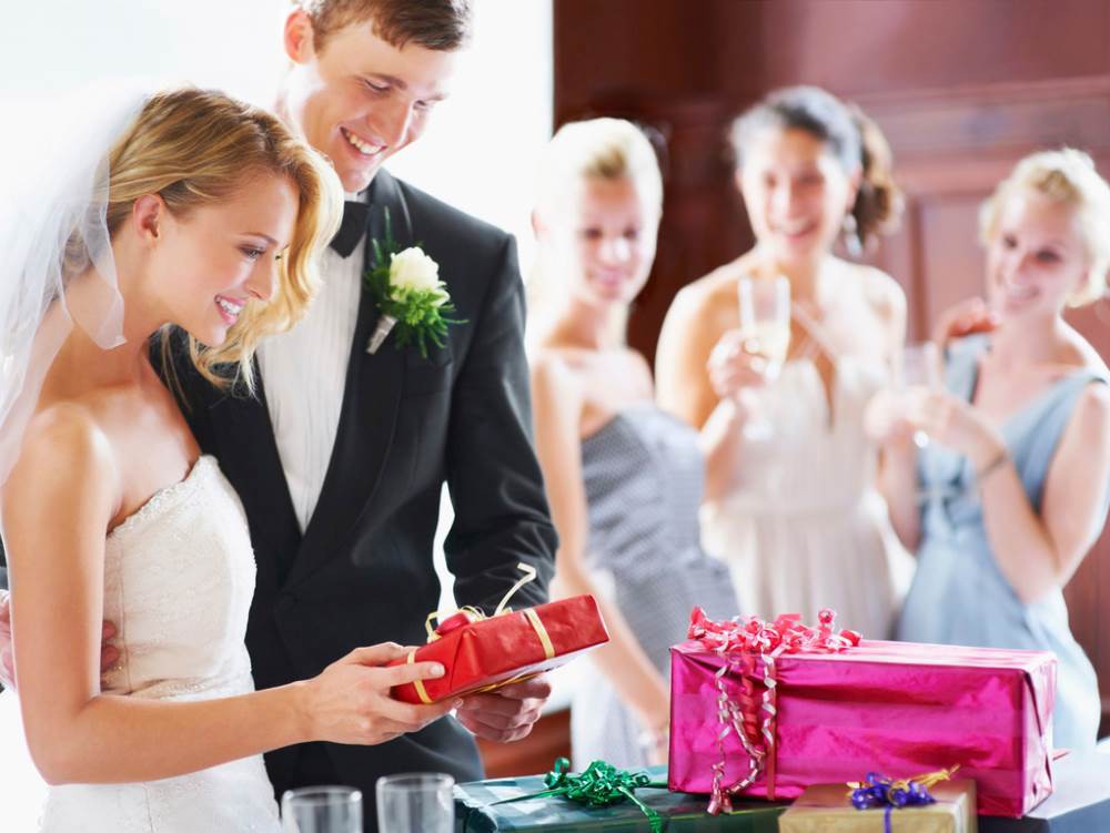 10 ideas for unique wedding gifts the newlyweds actually want